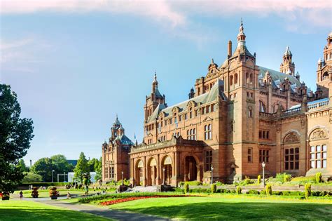 Kelvingrove Art Gallery and Museum – Zbierajaca Perły Sztuki i Wiedzy w Sercu Glasgow!