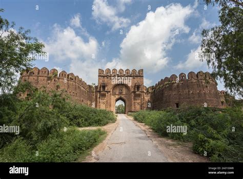 Rohtas Fort – majestatyczna forteca i ukryte skarby historii!