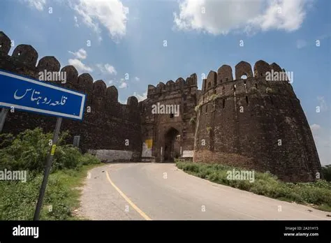 Rohtas Fort: Majestatyczna Twierdza w Sercu Pakistanu!